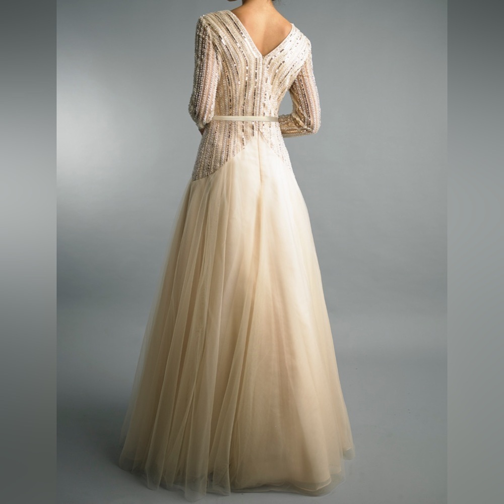 BASIX BLACK LABEL LONG SLEEVE SEQUINED GOWN IN CHAMPAGNE SIZE 6 - Picture 4 of 17